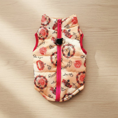 Manteau chien rouge sur une table en bois