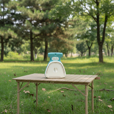 ramasse crottes pour chien solide sans limite beige sur une table au parc
