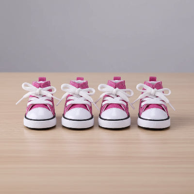 Chaussure chien rose sur une table