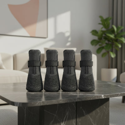 Chaussure pour chien neige noir sur belle table dans maison