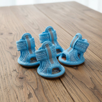 Chaussures pour chiens bleu sur une table confortable