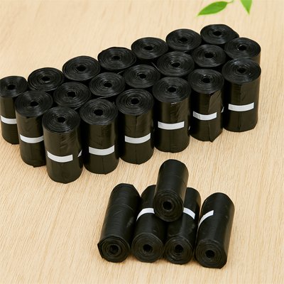 ​Sac a crotte​ eco Canin Resistant noir sur un planche en bois