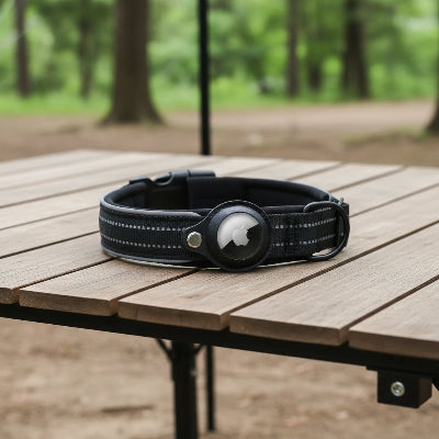 collier gps chien noir sur une table de camping 