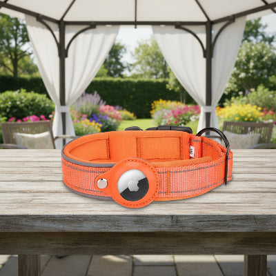 collier gps chien orange sur une table gazebo
