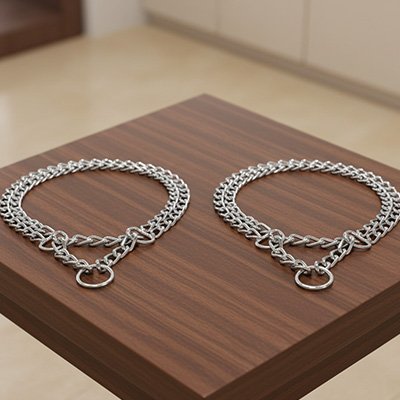Collier pour chien militaire durElégance deux colliers sur une table en bois