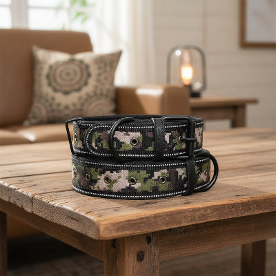 collier pour chien militaire robuste et camouflage sur une table en bois au salon