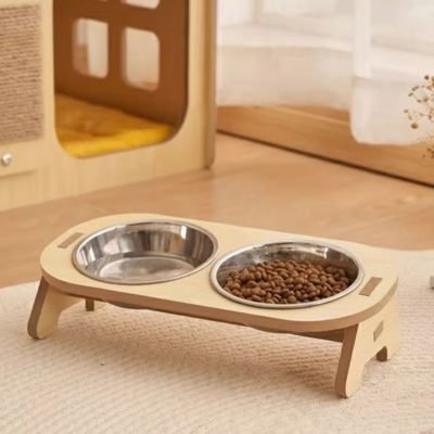 Gamelle chien surélevée en bois sur un tapis