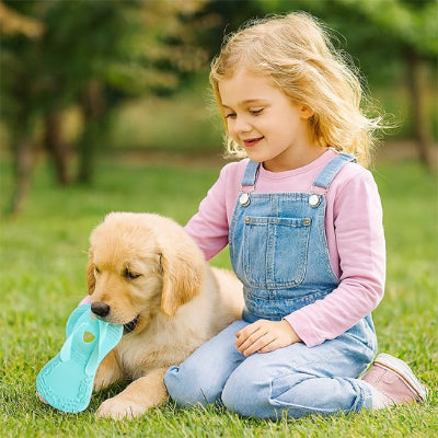 Jouet chien bleu petite fille à côté chien