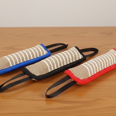 Jouet indestructible pour Chien bleu noir rouge sur une table en bois