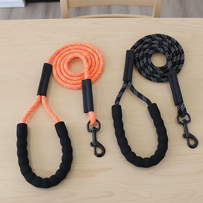 Longe pour chien noir et orange sur une table