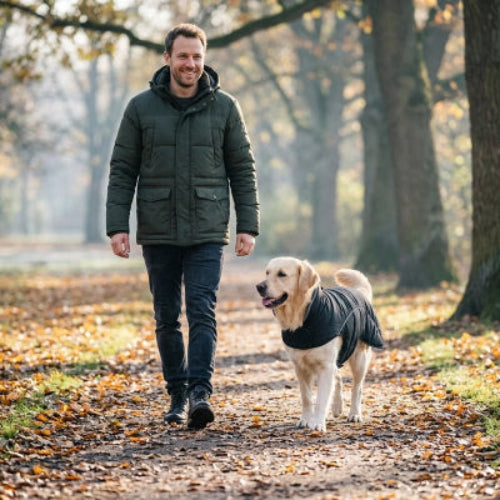 Manteau Chien maître se promène son chien à son côté 