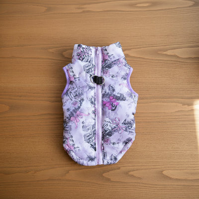 manteau chien mauve gros sur planche bois