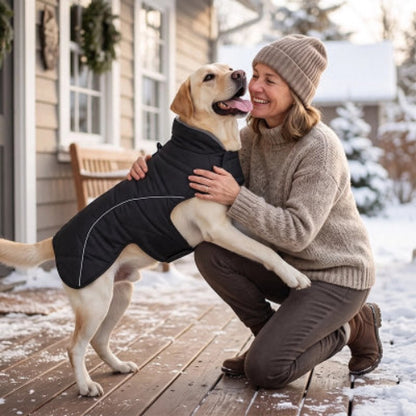 Manteau Chien noir maître lui sourit devant une maison
