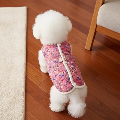Manteau Chien rose dans la maison