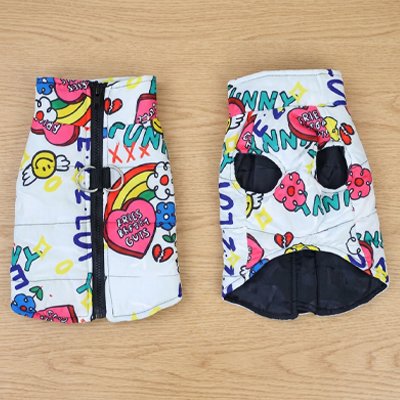 Manteau pas cher pour chien chaud et durable sur une table en bois