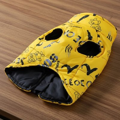 Manteau pas cher pour chien jaune sur une table en bois