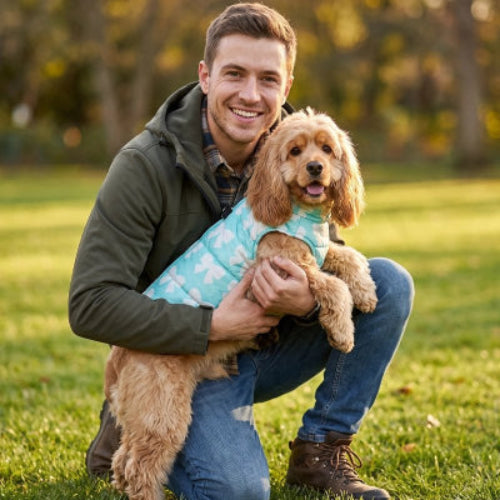 Manteau pour Chien sur les jambe de son maître 