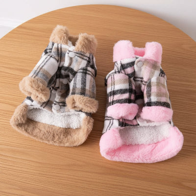 manteaux pour chien rose marron sur une table en bois