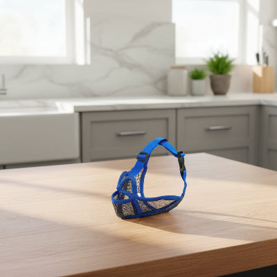 museliere bleu sur une table de cusine