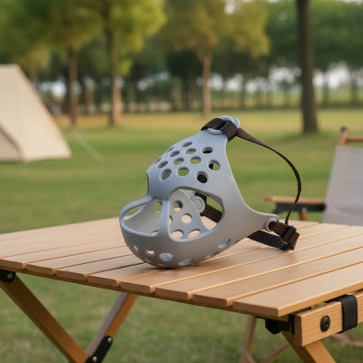 museliere chien gris sur une table de camping