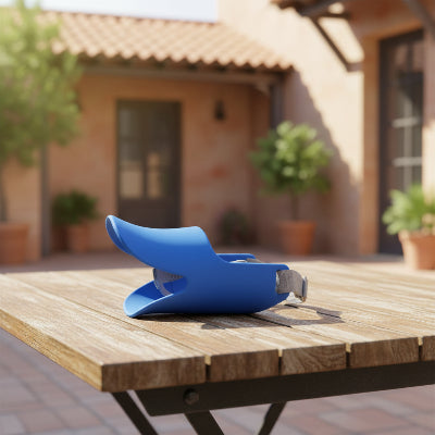 muselière chiot confort silicone bleu sur table