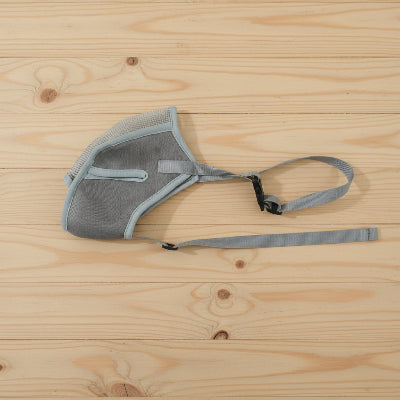 museliere chiot gris sur une surface en bois