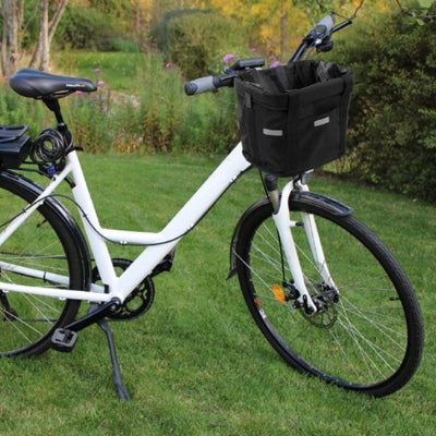 Panier velo chien sécuritaire sur la pelouse