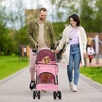 poussette pour Chien chien dans sa poussette pousse par son maître qui lui sourit