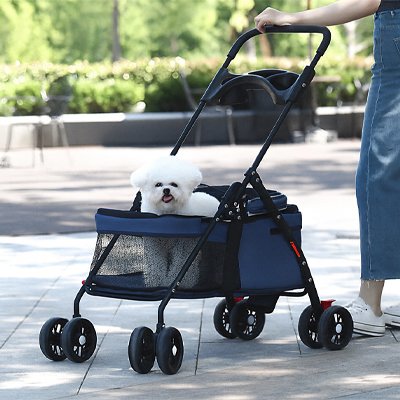 Poussette pour Chien securite mobility bleu balade avec son maitre en plein ete