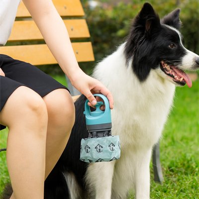 ramasse crotte chien hygienique main maitre assis sur un banc
