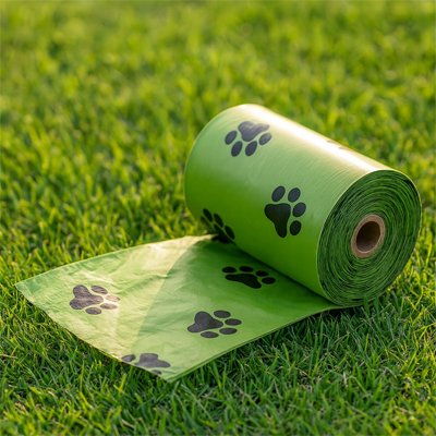 Sac a crotte​ biodegradables eco canin sur la pelouse