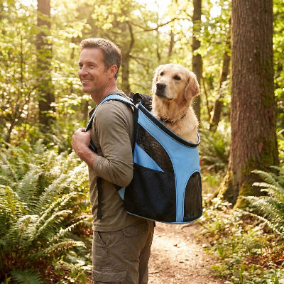 sac a dos balade confortable chien sur dos maitre dans la foret
