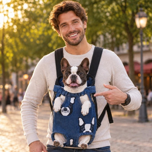 Sac a dos chien avec son maître souriant