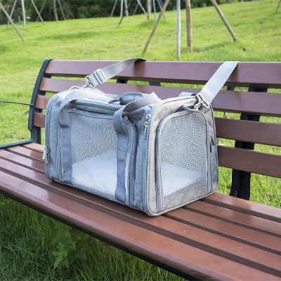 Sac a dos chien sécurité et résistant  sur un banc au parc