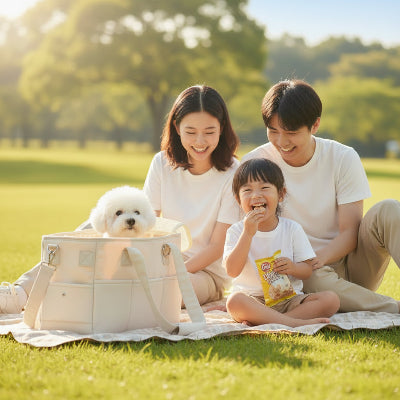 Sac a dos chiens famille sur la pelouse