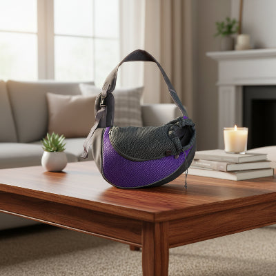 sac de transport pour chien style sécurisé violet sur table au salon