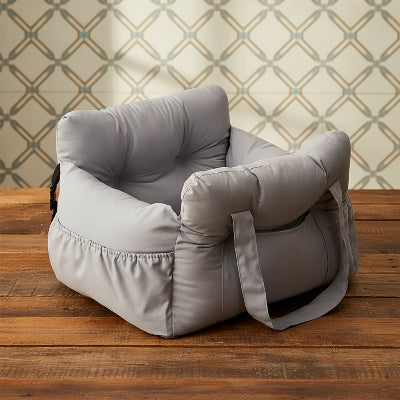 siege auto chien resistant et fiable gris sur  bois