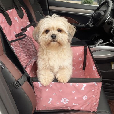 Siege auto chien rose confortable dans la voiture