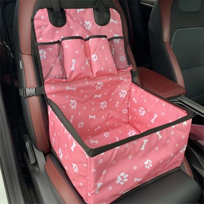 Siege auto chien rose confortable sur chaise 