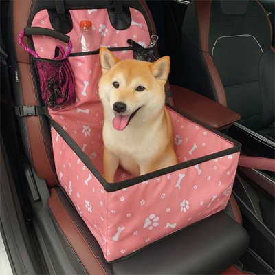 Siege auto chien rose confortable sur la chaise avant